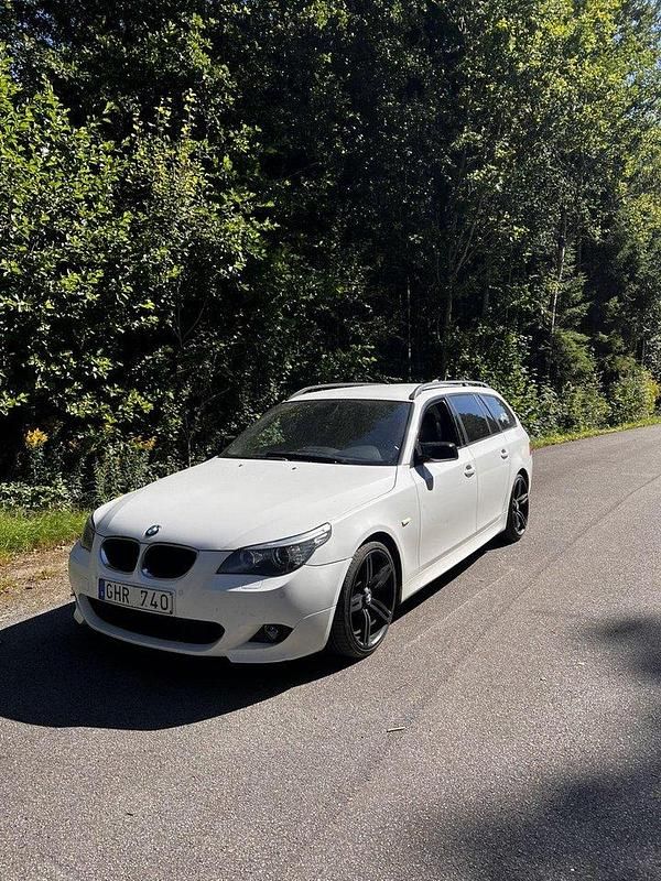 Vit Begagnad 2008 BMW 520 M Sport Kombi | 60 000 kr (Marknadspris) - Bild 1/4