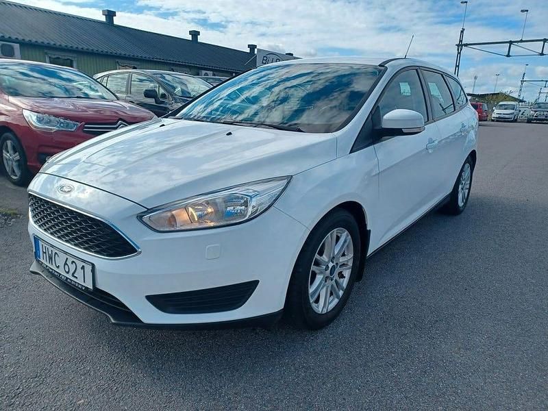 Vit Begagnad 2016 Ford Focus Kombi | 79 900 kr (Marknadspris) - Bild 1/4