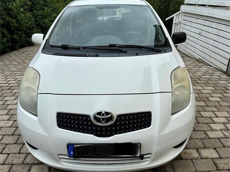 Vit Begagnad 2006 Toyota Yaris Halvkombi | 12 000 kr (Superpris) - Bild 1/4