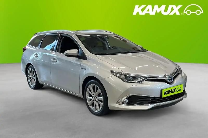 Silver/grå Begagnad 2015 Toyota Auris Hybrid Executive Kombi | 162 900 kr (Marknadspris) - Bild 1/4