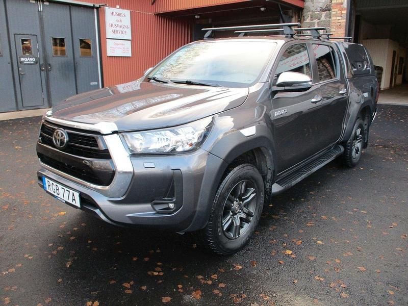 Mörkgrå (grå) Begagnad 2024 Toyota HiLux Pickup | 525 000 kr (Superpris) - Bild 1/4