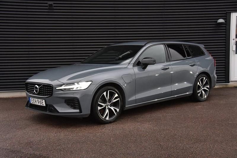 Grå Begagnad 2022 Volvo V60 R-Design Kombi | 389 900 kr - Bild 1/4