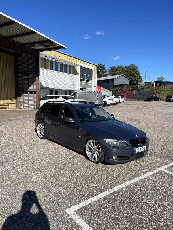 Grå Begagnad 2009 BMW 320 Comfort Edition Kombi | 70 000 kr (Marknadspris) - Bild 1/4