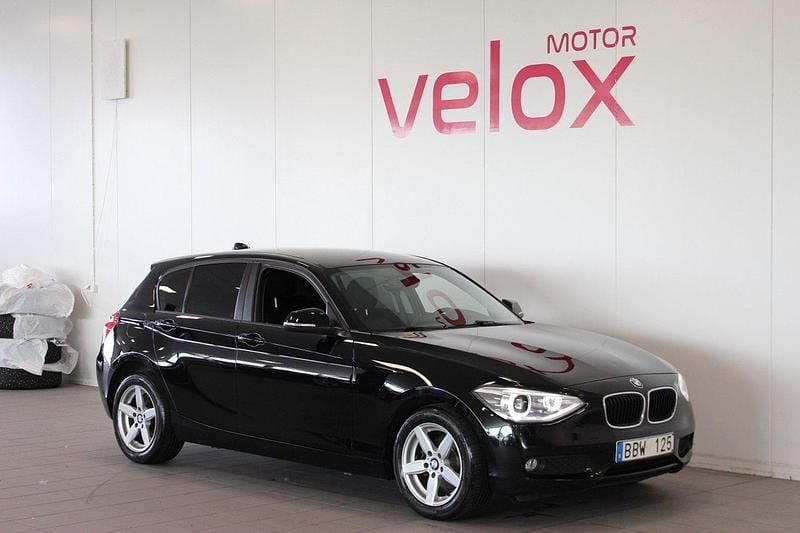 Svart Begagnad 2013 BMW 116 Halvkombi | 84 900 kr (Marknadspris) - Bild 1/4