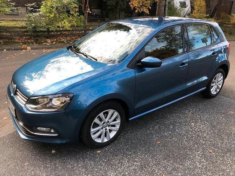 Blå Begagnad 2015 VW Polo Halvkombi | 129 900 kr (Marknadspris) - Bild 1/4