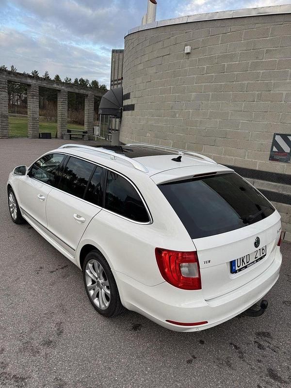 Vit Begagnad 2013 Skoda Superb Ambition Kombi | 99 500 kr (Marknadspris) - Bild 1/4