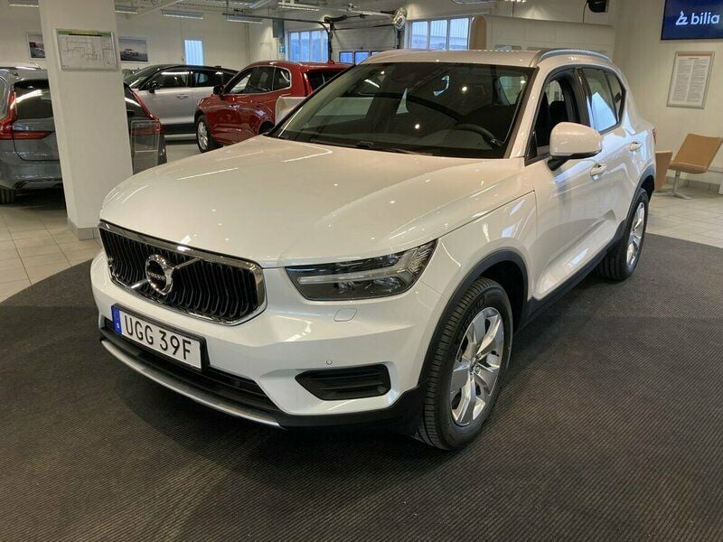 Vit Begagnad 2022 Volvo XC40 Momentum SUV | 353 000 kr (Marknadspris) - Bild 1/4