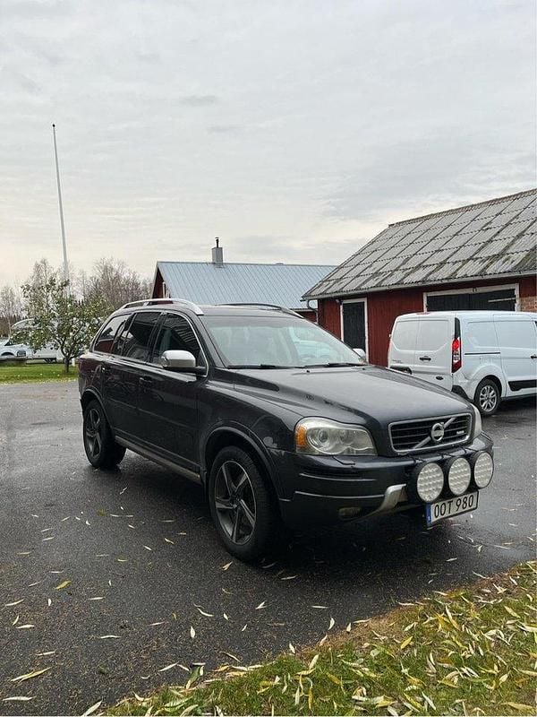 Grå Begagnad 2014 Volvo XC90 R-Design SUV | 155 000 kr (Marknadspris) - Bild 1/4
