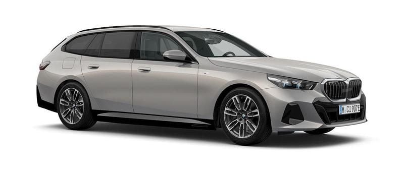 Grå Ny 2025 BMW 530e M Sport Kombi | 705 600 kr (Bra pris) - Bild 1/4