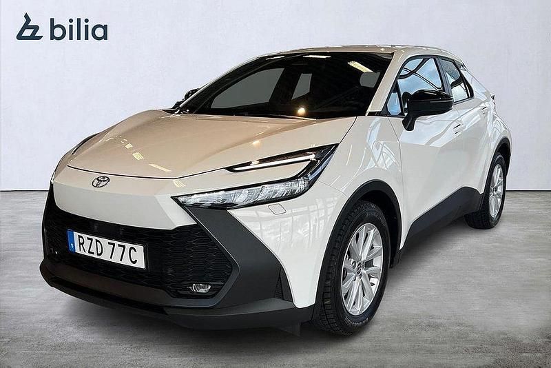 Vit Ny 2025 Toyota C-HR Active SUV | 349 900 kr (Marknadspris) - Bild 1/3