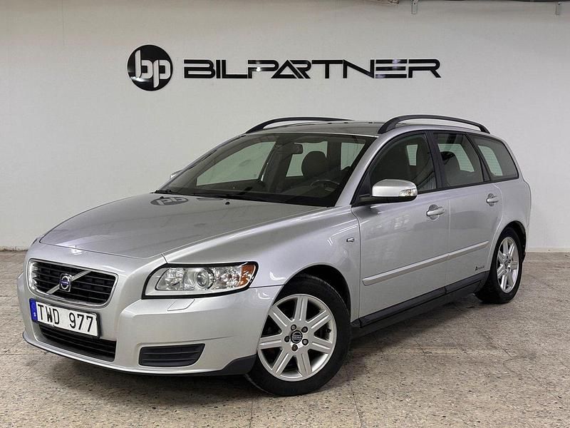 Ljusgrå Begagnad 2009 Volvo V50 Kombi | 39 900 kr (Marknadspris) - Bild 1/4