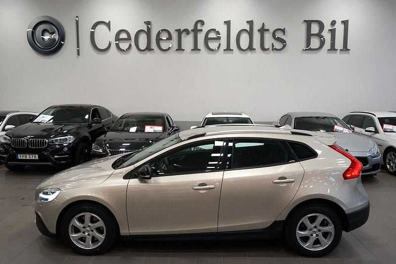 Ljusbrun Begagnad 2018 Volvo V40 CC Momentum Kombi | 189 900 kr (Marknadspris) - Bild 1/4