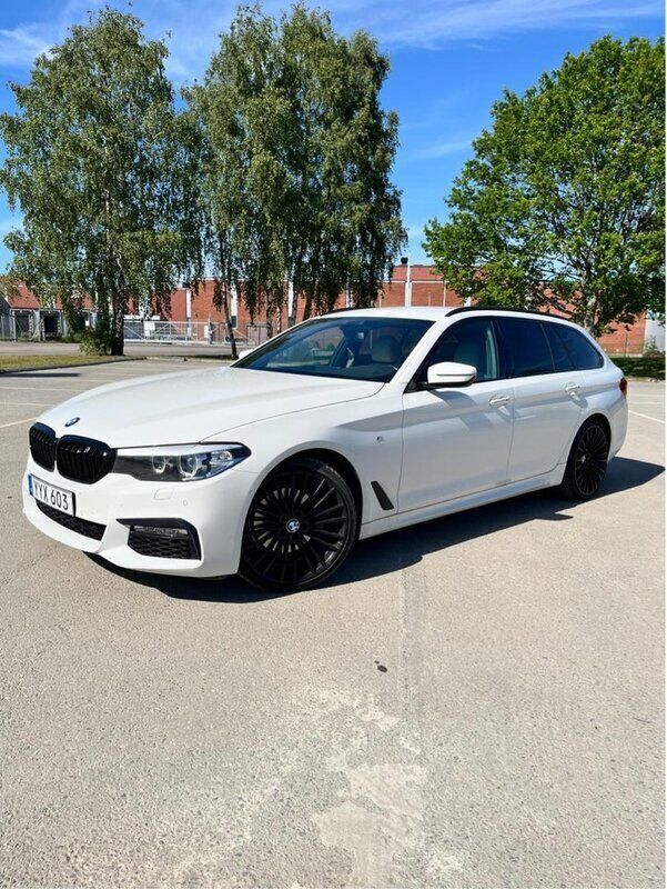 Vit Begagnad 2018 BMW 520 M Sport Kombi | 279 000 kr (Marknadspris) - Bild 1/4