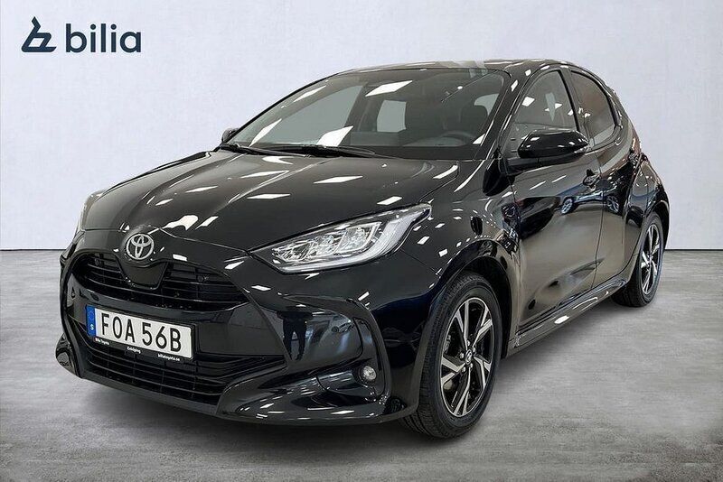 Svart Begagnad 2024 Toyota Yaris Hybrid Active Halvkombi | 269 900 kr (Dyr) - Bild 1/3