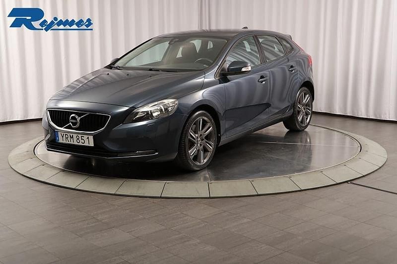 Mörkblå (denim blue metallic) Begagnad 2017 Volvo V40 Business Edition Kombi | 174 100 kr (Marknadspris) - Bild 1/4