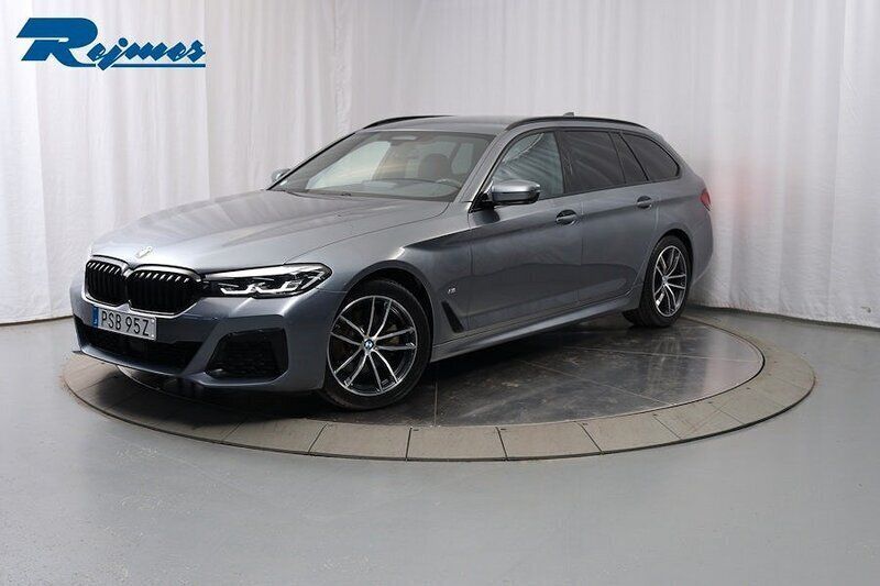 Blå (grå) Begagnad 2020 BMW 520 M Sport Kombi | 379 800 kr (Dyr) - Bild 1/4