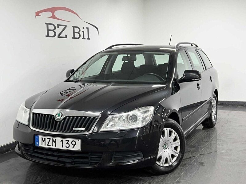 Svart Begagnad 2012 Skoda Octavia Ambiente Kombi | 79 900 kr (Marknadspris) - Bild 1/4