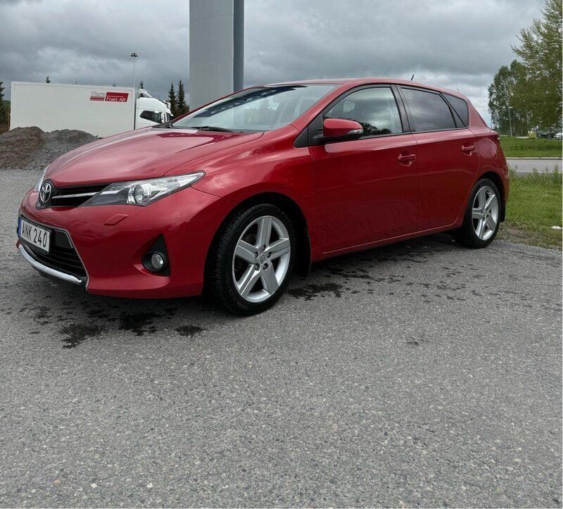 Röd Begagnad 2014 Toyota Auris Edition Halvkombi | 112 500 kr (Marknadspris) - Bild 1/4