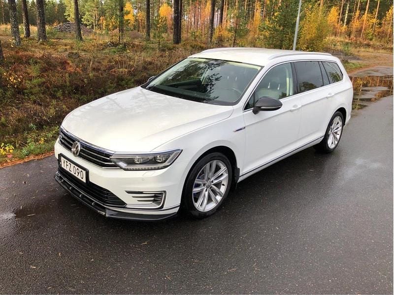 Vit Begagnad 2017 VW Passat GTE Kombi | 166 000 kr (Bra pris) - Bild 1/4