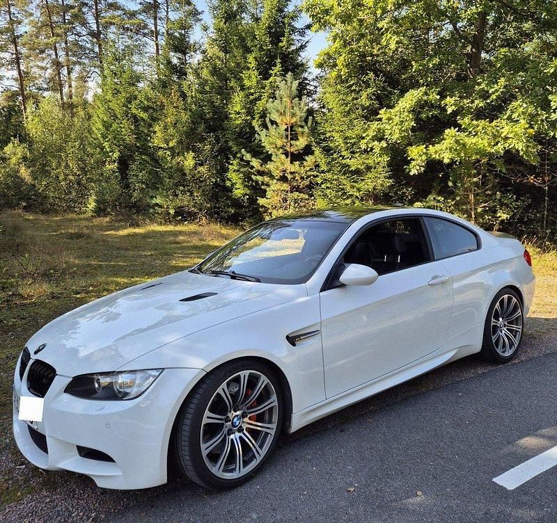 Vit Begagnad 2009 BMW M3 Sportkupé | 469 000 kr (Marknadspris) - Bild 1/4