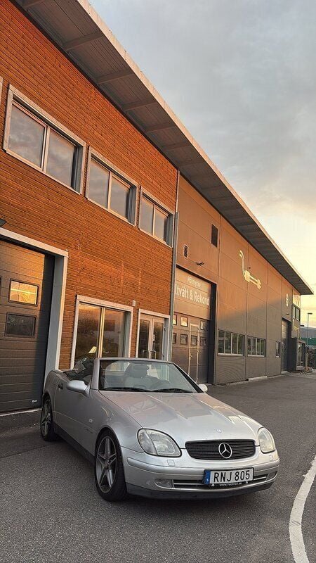 Ljusgrå Begagnad 2000 Mercedes SLK230 Cab | 49 900 kr (Bra pris) - Bild 1/4