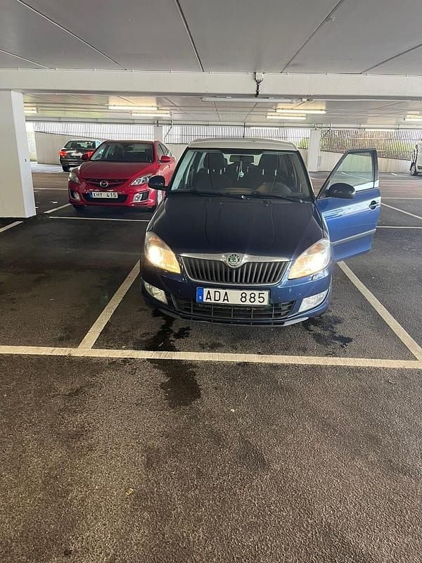 Blå med vitt tak Begagnad 2013 Skoda Fabia Halvkombi | 25 000 kr (Bra pris) - Bild 1/4
