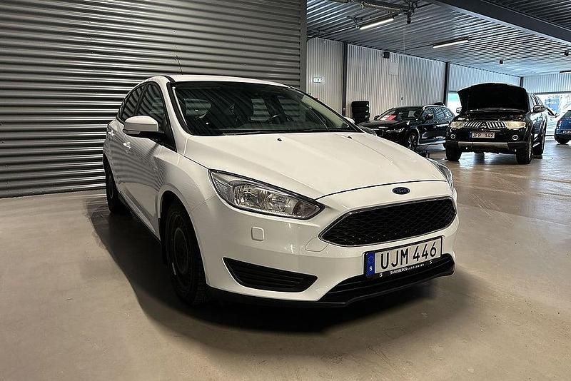 Begagnad Ford Focus Trend 105 HK (77 kW) 2016 Vit Halvkombi