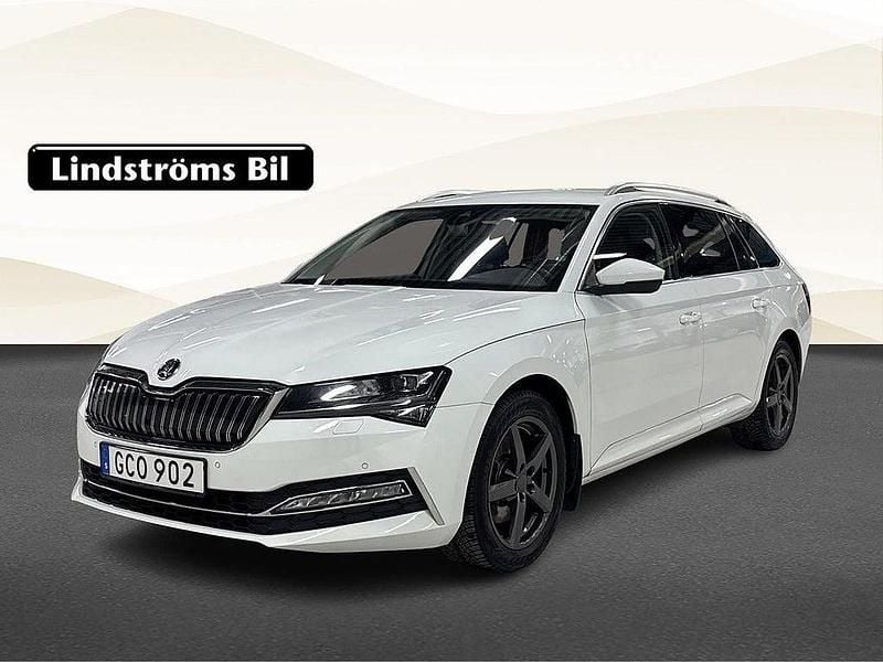 Vit Begagnad 2022 Skoda Superb Kombi | 254 900 kr (Marknadspris) - Bild 1/3