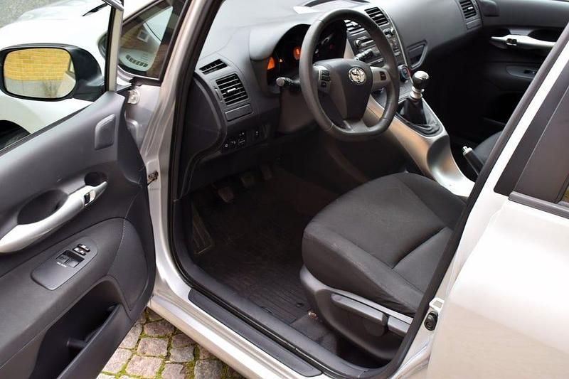 Begagnad Toyota Auris 132 HK (97 kW) 2011 Silver Halvkombi