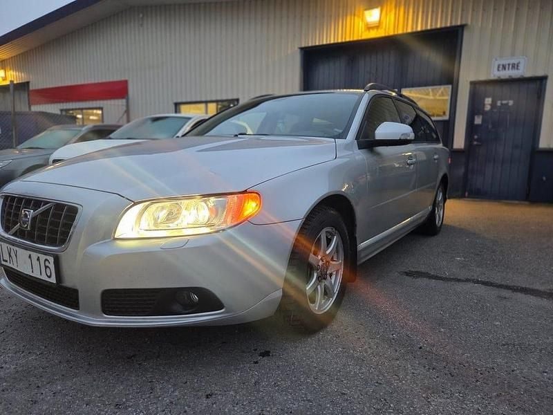 Ljusgrå Begagnad 2008 Volvo V70 Momentum Kombi | 53 000 kr (Lite dyr) - Bild 1/4