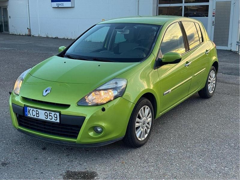 Grön Begagnad 2010 Renault Clio II Halvkombi | 27 000 kr (Bra pris) - Bild 1/4