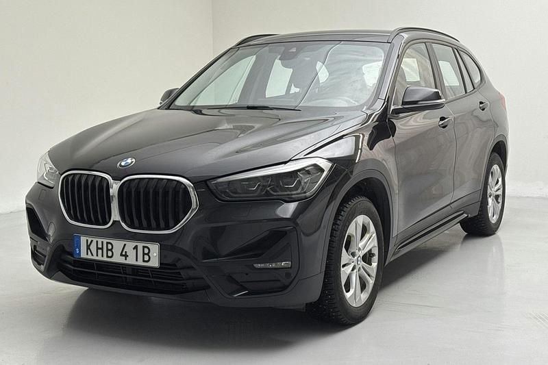 Svart Begagnad 2021 BMW X1 Sport Line SUV | 209 000 kr (Superpris) - Bild 1/4
