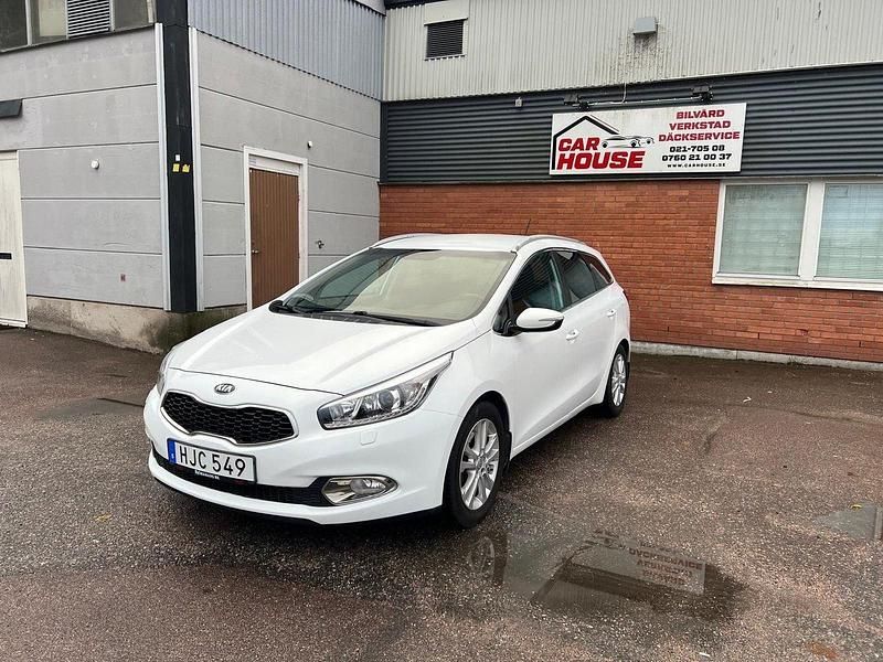 Vit Begagnad 2014 Kia Ceed Sportswagon Comfort Kombi | 98 900 kr (Marknadspris) - Bild 1/4