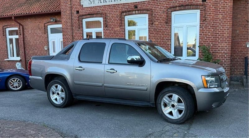 Grå Begagnad 2008 Chevrolet Avalanche LTZ Sedan | 95 000 kr - Bild 1/4