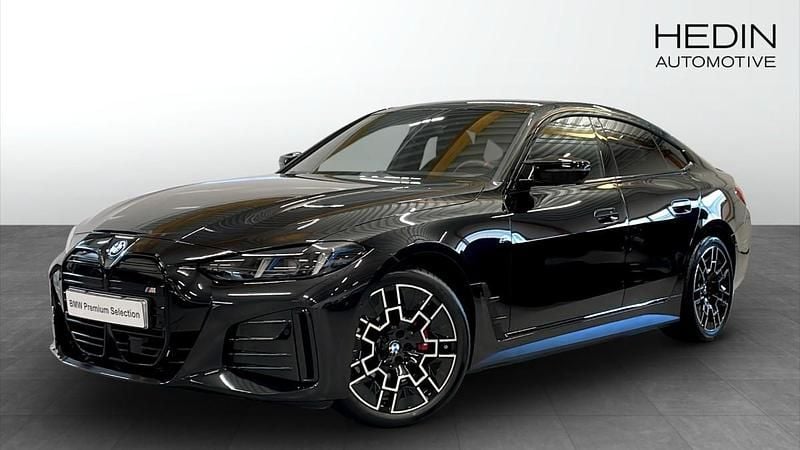 Svart (black) Begagnad 2025 BMW i4 M Sport Sedan | 668 700 kr (Marknadspris) - Bild 1/4