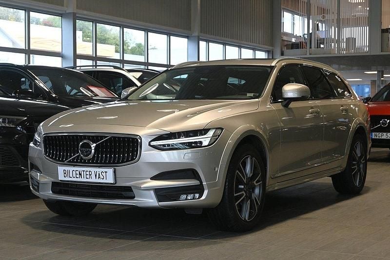 Ljusbrun (luminous sand metallic) Begagnad 2017 Volvo V90 CC Pro Kombi | 329 000 kr (Dyr) - Bild 1/4