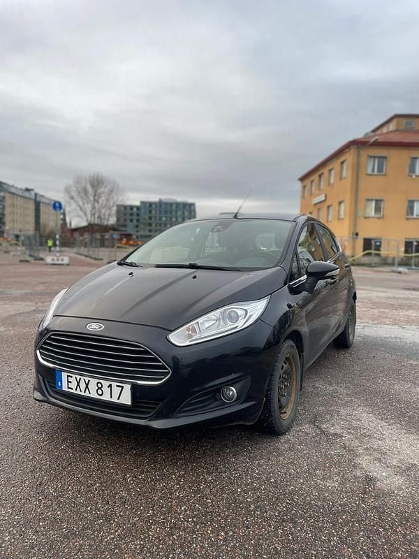 Begagnad 2015 Ford Fiesta Halvkombi | 38 000 kr (Superpris) - Bild 1/4