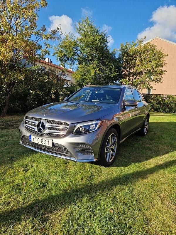 Grå Begagnad 2018 Mercedes GLC250 AMG line SUV | 269 000 kr (Marknadspris) - Bild 1/3