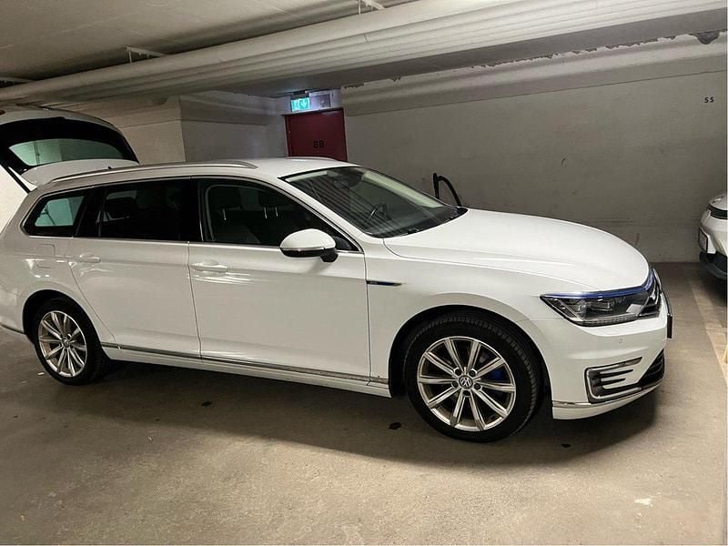 Vit Begagnad 2018 VW Passat GTE Kombi | 189 000 kr (Marknadspris) - Bild 1/4