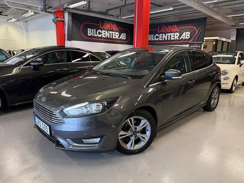 Grå Begagnad 2014 Ford Focus Titanium Halvkombi | 79 000 kr (Dyr) - Bild 1/4