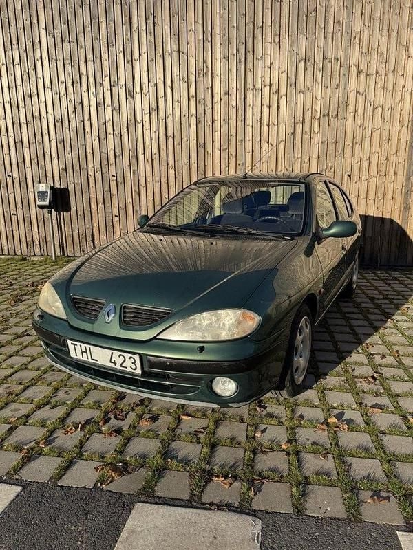 Grön Begagnad 2002 Renault Mégane II Halvkombi | 28 900 kr (Marknadspris) - Bild 1/4