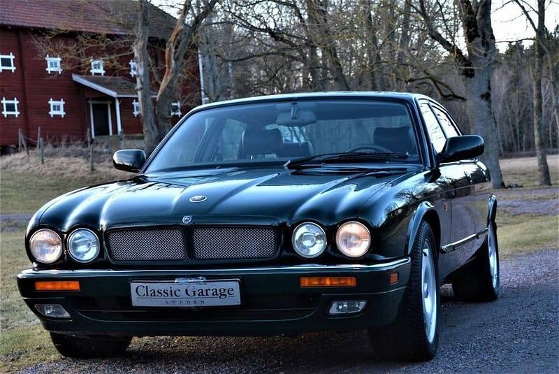 Begagnad Jaguar XJR 325 HK (239 kW) 1995 British racing green/svart skinninredning/mörk valnötsrot Sedan