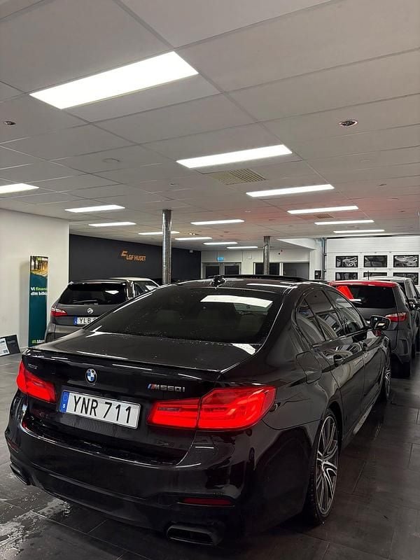 Begagnad BMW M550 462 HK (339 kW) 2017 Svart Sedan