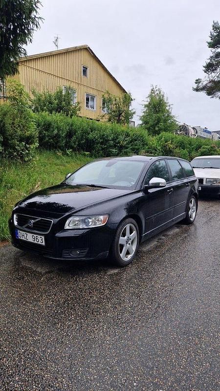 Svart Begagnad 2010 Volvo V50 Momentum Kombi | 29 500 kr (Marknadspris) - Bild 1/4