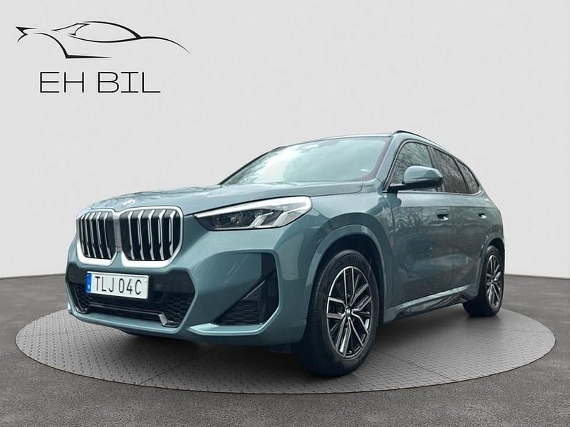 Grön Begagnad 2024 BMW X1 M Sport SUV | 389 900 kr (Marknadspris) - Bild 1/4