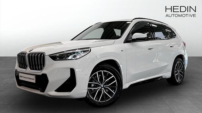 Vit Begagnad 2025 BMW X1 M Sport SUV | 436 700 kr (Marknadspris) - Bild 1/4
