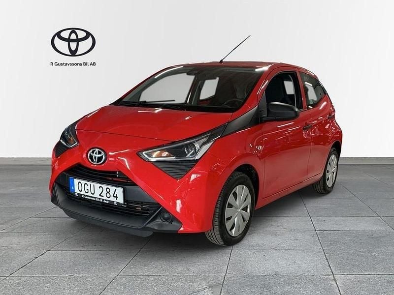 Röd Begagnad 2018 Toyota Aygo Halvkombi | 109 000 kr (Marknadspris) - Bild 1/4