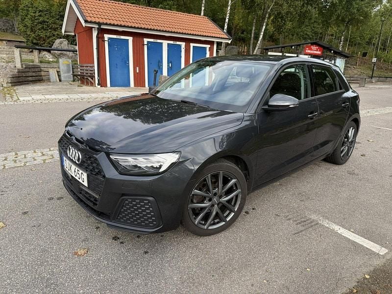 Grå Begagnad 2021 Audi A1 Sportback Proline Halvkombi | 189 750 kr (Marknadspris) - Bild 1/4