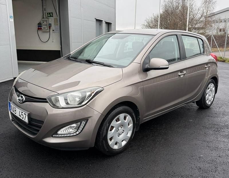 Metallic Begagnad 2013 Hyundai i20 Premium Halvkombi | 46 000 kr (Bra pris) - Bild 1/4