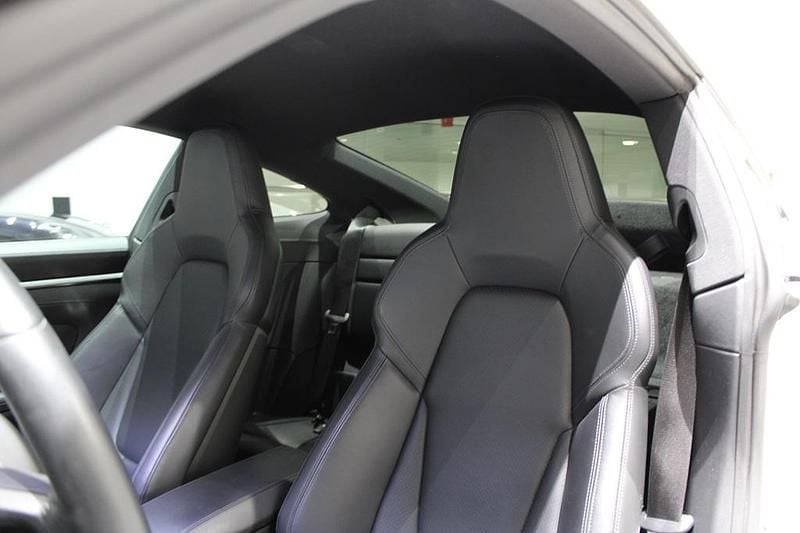 Begagnad Porsche 911 Carrera S 450 HK (330 kW) 2020 Carrara white metallic Sportkupé